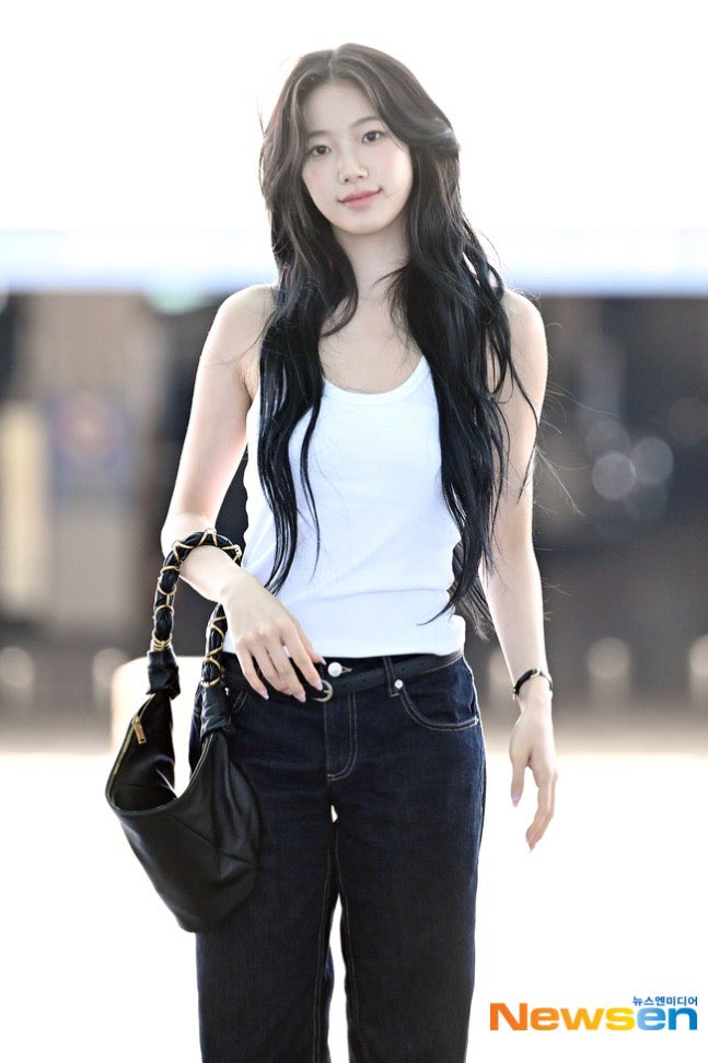 kzhcentric's tweet photo. kazuha at the airport https://t.co/EaXw69qhKC