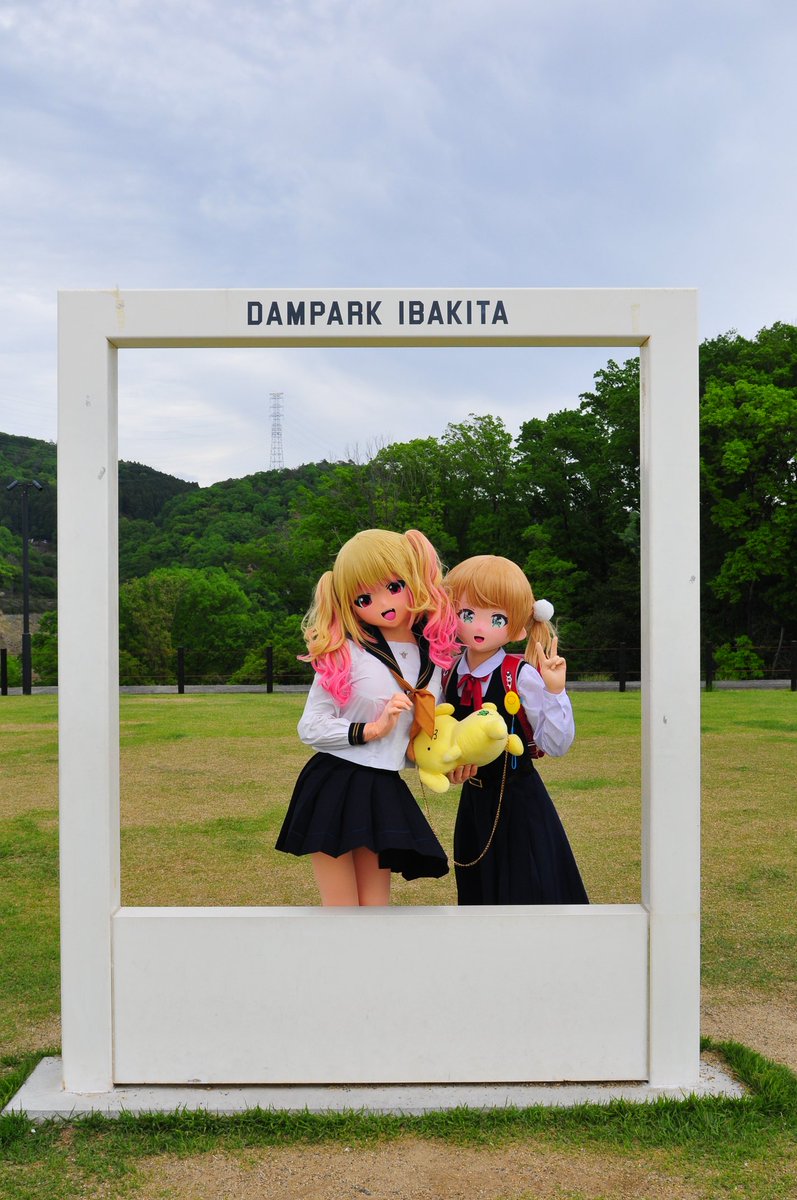 kig_kouta's tweet photo. 観光地によくある四角のオブジェでツーショット
咲希ちゃん @TeciaAries 
ういちゃん @cerberus2010 https://t.co/xpBn8Q70Du