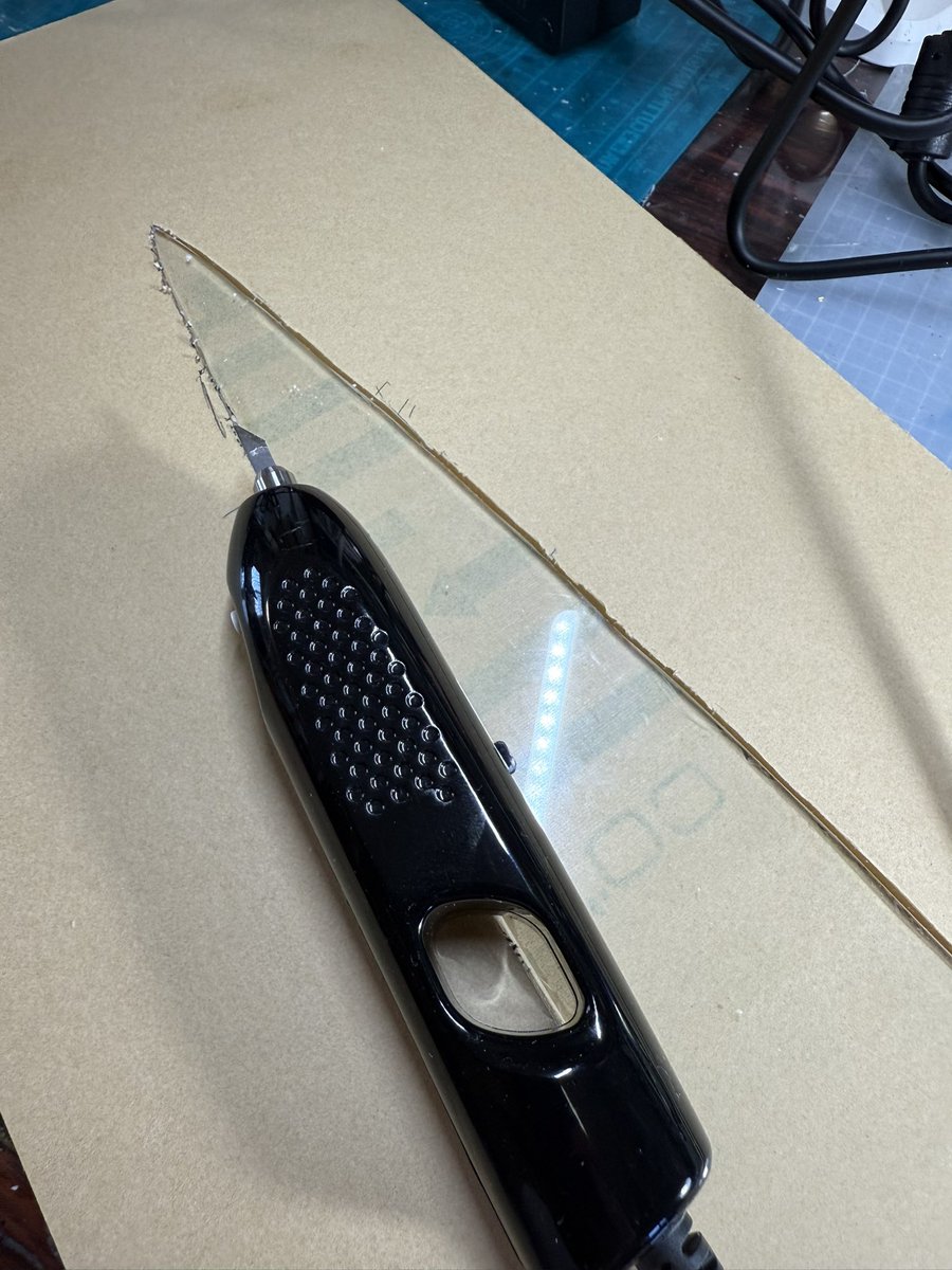 hakurou06r's tweet photo. #エコーテック　#艦船模型
海面用アクリル板加工の続き
Ｐカッターでのけがきが限界にきたところで、超音波カッターの出番です
初めからだと、厚みがあり過ぎて溶けても溶着しちゃいます
なので、最後の切り出しに使ってます
薄くなってからだと綺麗にきれてくれます https://t.co/Dq5xUoc6Cl