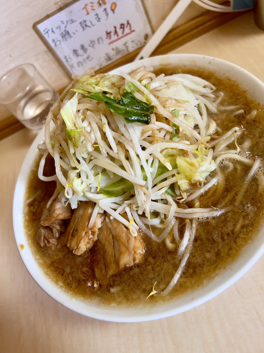 LAZY02's tweet photo. 🚉京成大久保〜👣三山2丁目 12分
🍜ラーメン二郎京成大久保店

【大ラーメン】
カラメ✨

私のラーメン二郎のゲンテン
それが京成大久保店
当時ヴァーチャファイター4をやり込んでいて、アキラ使いの吉原大炎上さんに連れられて来たのが最初
そっからどハマりしてしまった😅
うーん全てが懐かしいなぁ

★開店1時間前から長蛇の列
1時間くらい前なら、並んでても10人くらいだろうと思っていたのに、着いてみれば長蛇の列❗️
ざっと20人🫪
特にイベントや限定があるわけでもないのにこれはすごい✨
地元の愛され二郎
なんか誇らしいな

★感慨深い大ラーメン
初めてここで二郎を食べた時は小ラーメンだった
多いよ、とは聞いていたけどあまりの衝撃的な味に気がつけばペロリと完食
それから何度か通って、ついに大へチャレンジした時のドキドキ感と、食べ切れた時の達成感😊✨
そんな思い出を浮かべながら食べていた
今ではもう、大ラーメン（愛情付き）でもすんなり食べられてしまう立派なジロリアンになってしまった

★店主と奥さんの寂しそうな顔
遠くへ引越すことを話して、引越し先の観光地の話しや、実は店主夫婦が旅行で行ったことがあるとか、そんな他愛のない話をして
食べ終わって、さよならする時の店主と奥さんの笑顔と寂しそうな顔
うーーーーん
こりゃ遠征してでもまた来ないとね😊
ここがゲンテンだし、ここがシュウチャクだ❗️

今回もさいっこーに思い出深い一杯、ありがとうございました✨