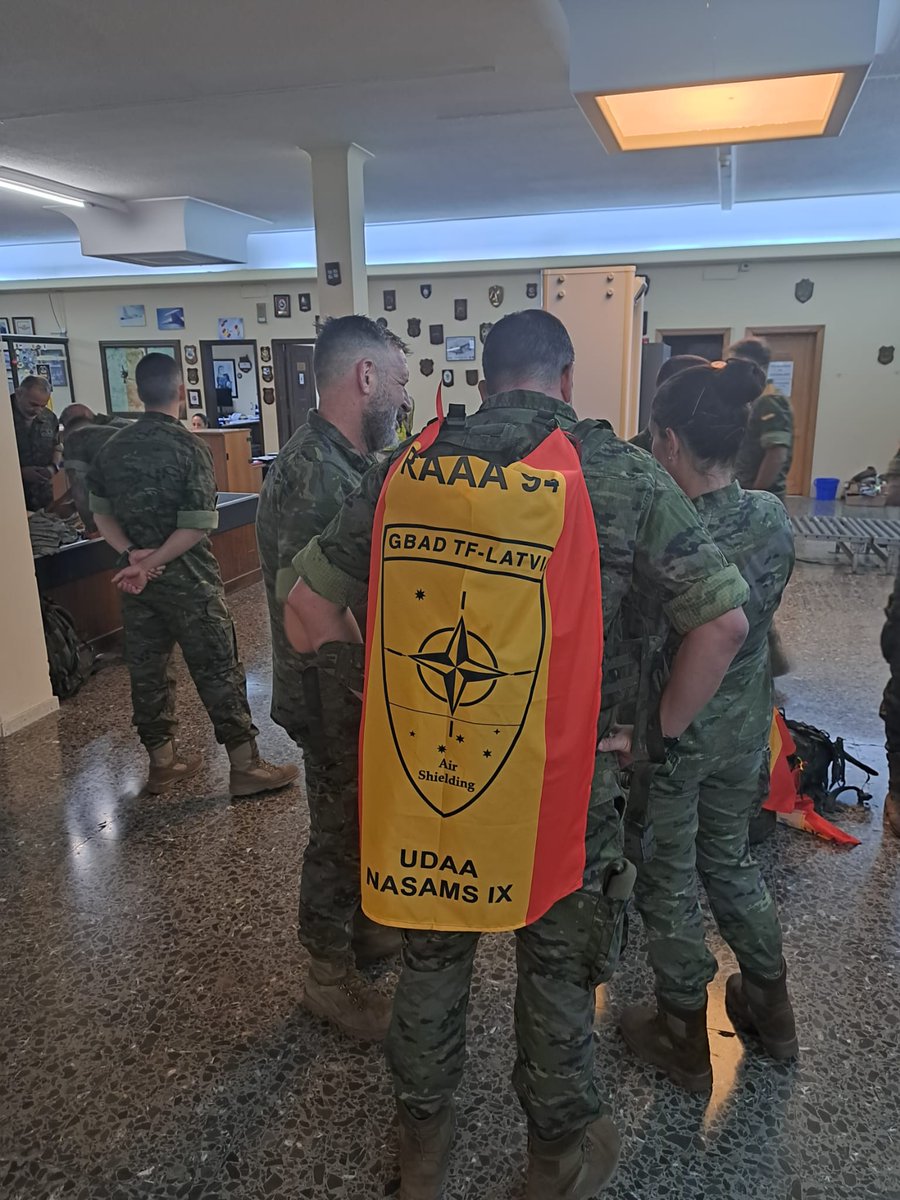 MCANA_ET's tweet photo. Comenzamos una nueva semana y lo hacemos con la 1ª rotación del #RAAA94 que desde  la Base Aérea de Gando✈️ parte hacia Letonia🇱🇻 donde reforzará el flanco oriental del Báltico. Este despliegue representa la capacidad operativa de la Unidad y  la voluntad de 🇪🇦 de contribuir de manera decidida a la seguridad colectiva de nuestros aliados.
@MCANA_ET