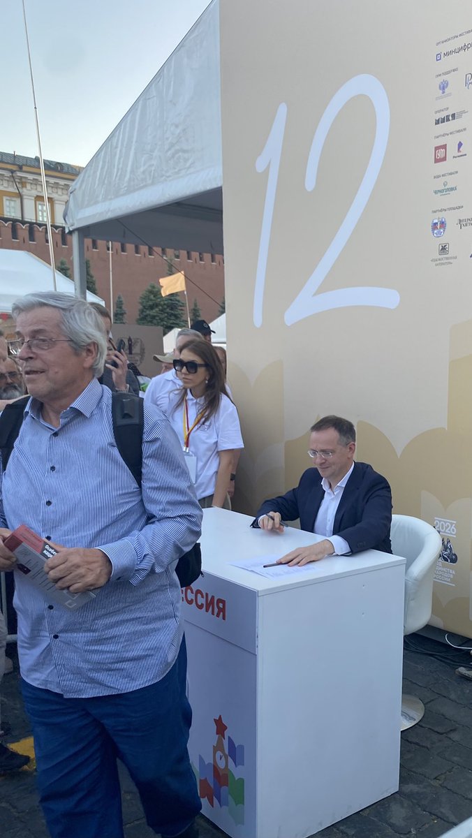 iphirrrrr's tweet photo. Книжный фестиваль «Красная площадь» в Москве. Встреча с друзьями и возможность послушать того самого «историка»👌 https://t.co/p8JoWHXNVT
