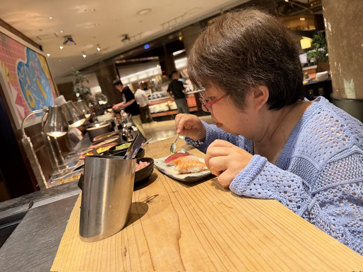 sino701's tweet photo. ヒルトンでディナー🍽️
56歳初体験ホテルビュッフェでウルトラハッピー☺️✨️
明日から配信頑張ります☺️
#斯埜　#しの　#コレクティブ　#生涯現役 https://t.co/rSdDa1Pj8j