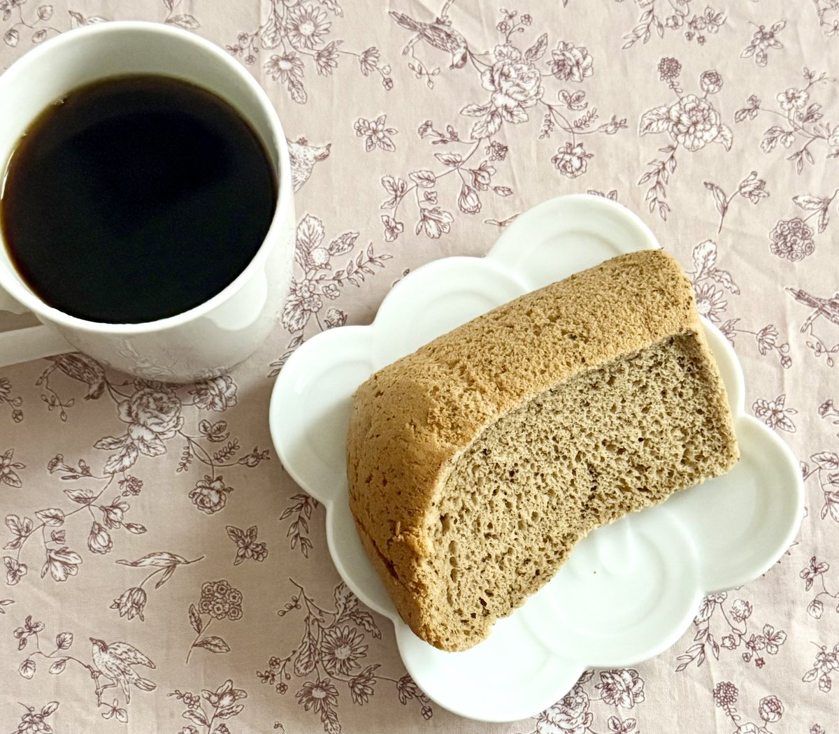 Chabin_104's tweet photo. 福井・Riz Austerのお米のシフォンケーキ紅茶🥰
福井県産の長粒米と短粒米が使われているそう。ふんわりしつつ、モチっと感もあります🌸
#RizAuster https://t.co/ygcn0U9jfI