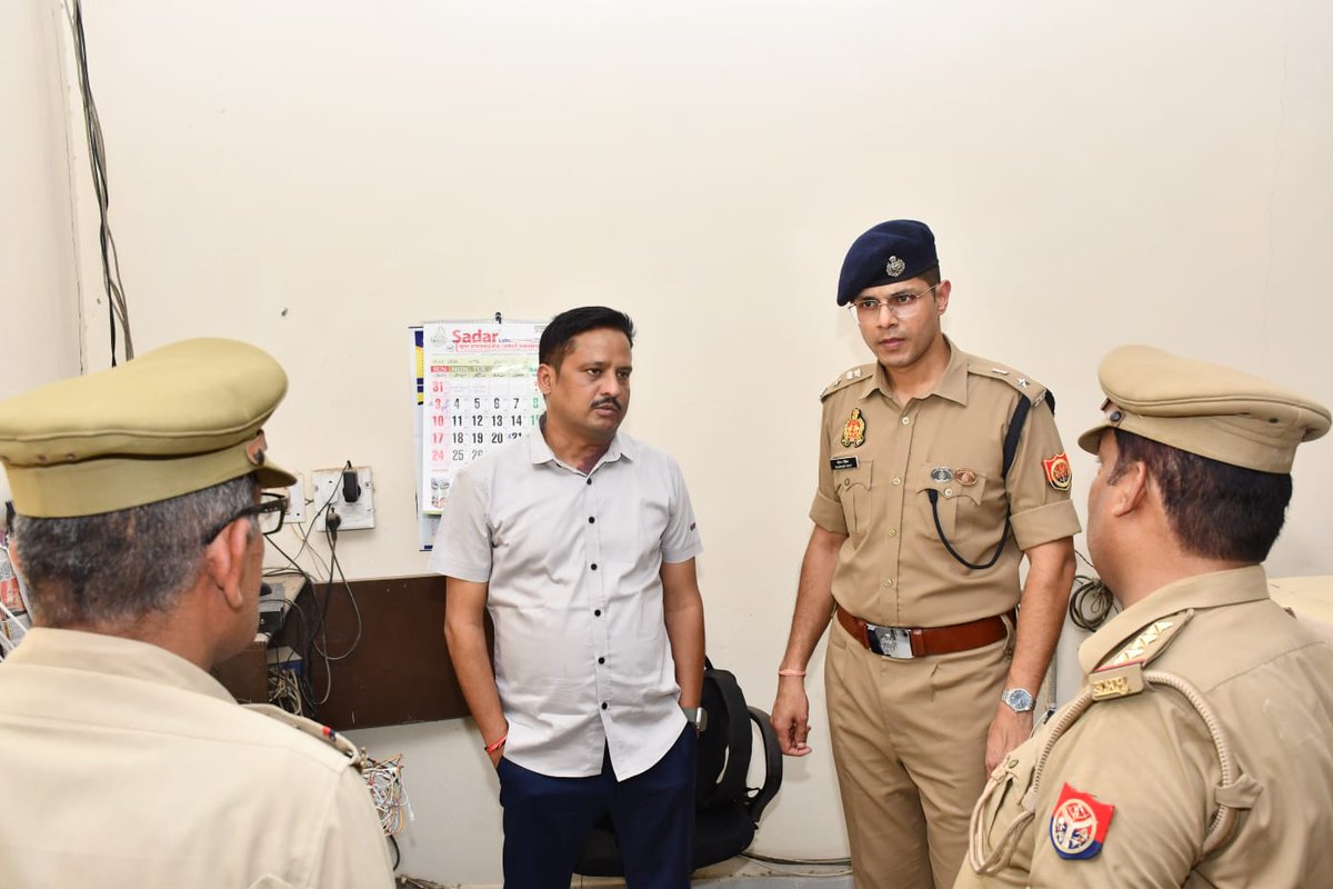 ipsajaysahni's tweet photo. उत्तर प्रदेश आरक्षी नागरिक पुलिस एवं समकक्ष पदों पर सीधी भर्ती-2025 की लिखित परीक्षा को निष्पक्ष,पारदर्शी,शांतिपूर्ण व सकुशल सम्पन्न कराए जाने के दृष्टिगत जनपद शाहजहाँपुर में विभिन्न परीक्षा केन्द्रों का निरीक्षण किया व आवश्यक दिशा-निर्देश दिए गए। https://t.co/T4TVWHUSIS