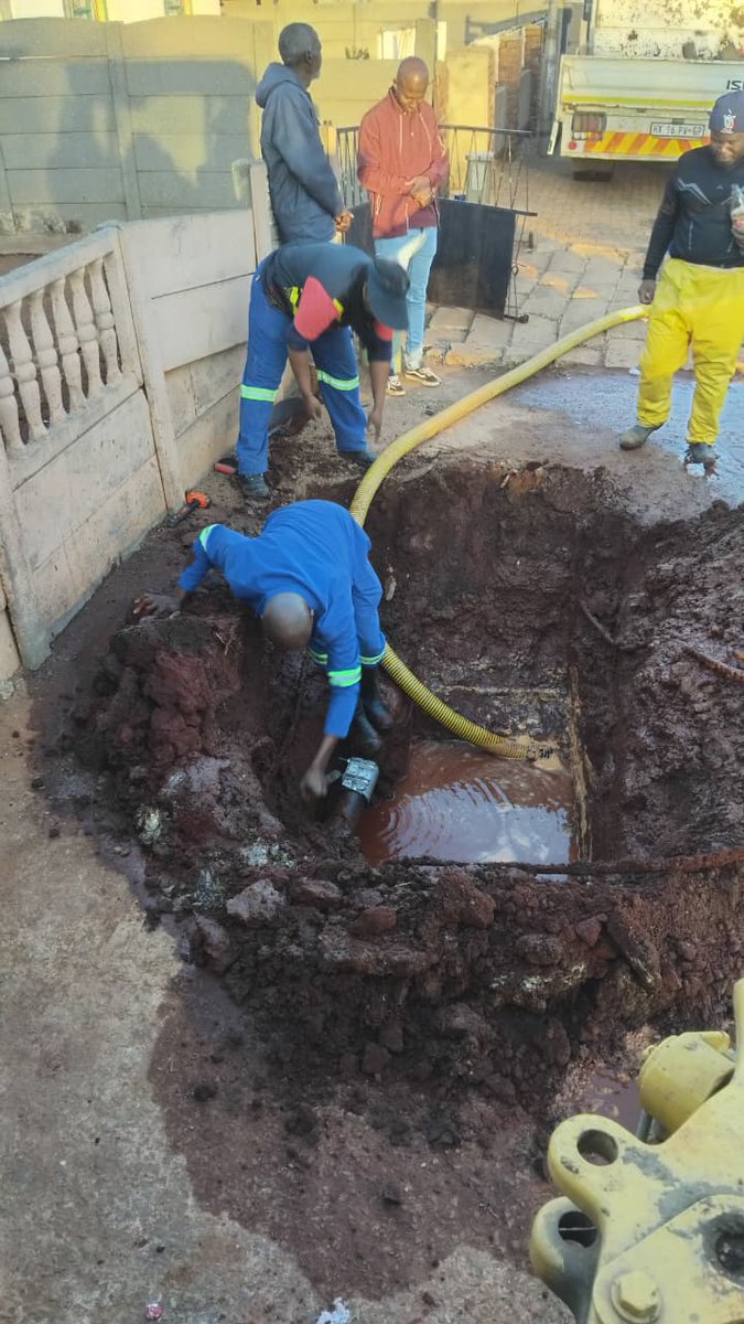 City_Ekurhuleni's tweet photo. π§#FixingTheFrontline | #CoEWaterUpdate
#Ekurhuleni water department city have successfully unblocked sewers in various areas such as:
π#KwaThema - Thema Road
π#Benoni
π#KemptonPark - Soutpansberg Street in Van Riebek Park.
#ServiceDeliveryInAction https://t.co/xNTDixYq6j