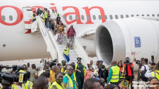 cdrafrica's tweet photo. 🇬🇭 Ghanaian business tycoon Dr. Ibrahim Mahama offers 100 jobs to South African returnees, reinforcing his commitment to employment creation and social impact. https://t.co/0MlEWyvV0a