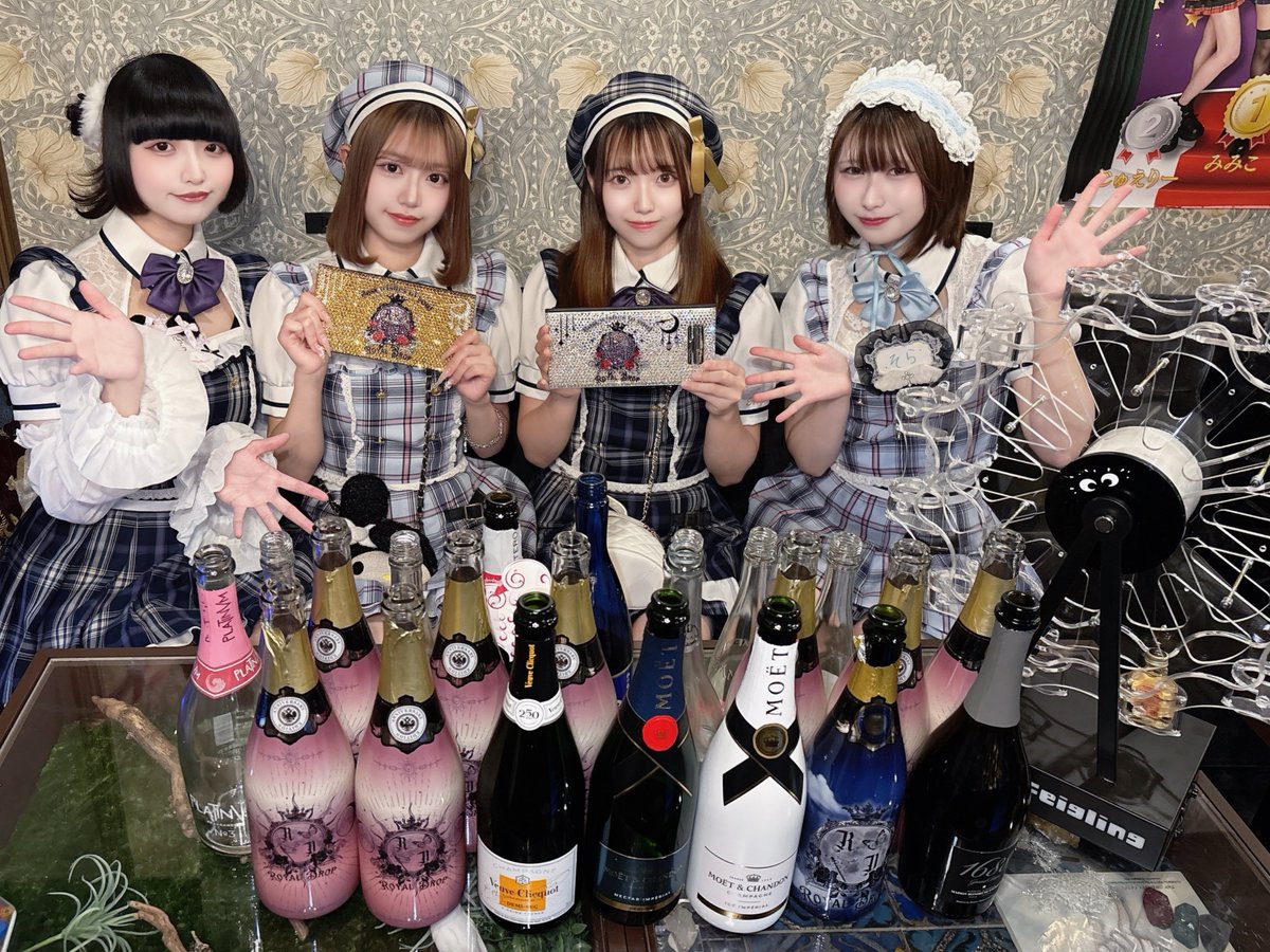 RoyalDrop_maid's tweet photo. 🥂✨6月第1週ありがとうございました🥂✨

たくさんのご登校にステラ応援のぽん🍾で大盛り上がりな１週間になりました🪄

ジメジメな季節ですが６月も在校生達と一緒に駆け抜けましょう🏃🏻❤️‍🔥

今週も皆様のご登校をお待ちしております🌙🫧

#秋葉原 #コンカフェ #魔法学校 https://t.co/xlkBn7A8aA