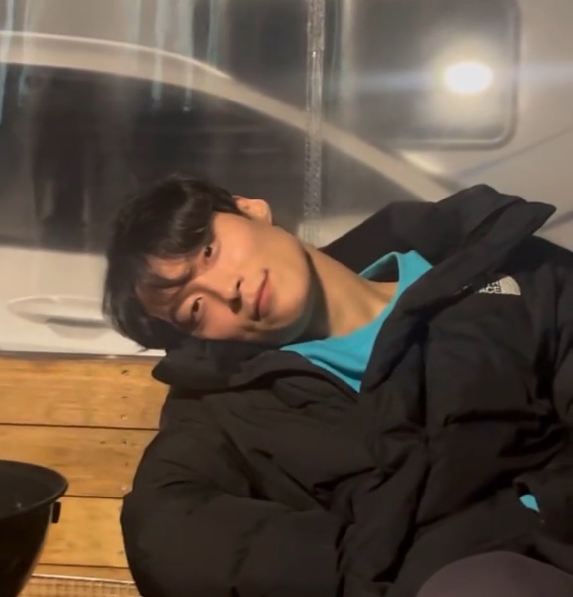 rangranged's tweet photo. 남친짤 vs 남편짤
고민하는 사이 허남준 이 남자는 다 말아줌 https://t.co/lH08JuUx5u