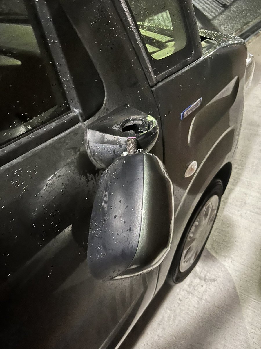 petora119funny's tweet photo. すみません有識者の方
さっきうちの弟がバック駐車中に車のミラー折れてたんだけど
これって修理費いくらくらいかかるかわかる方いませんか？

#教えて有識者 https://t.co/CXQLP1lKIy