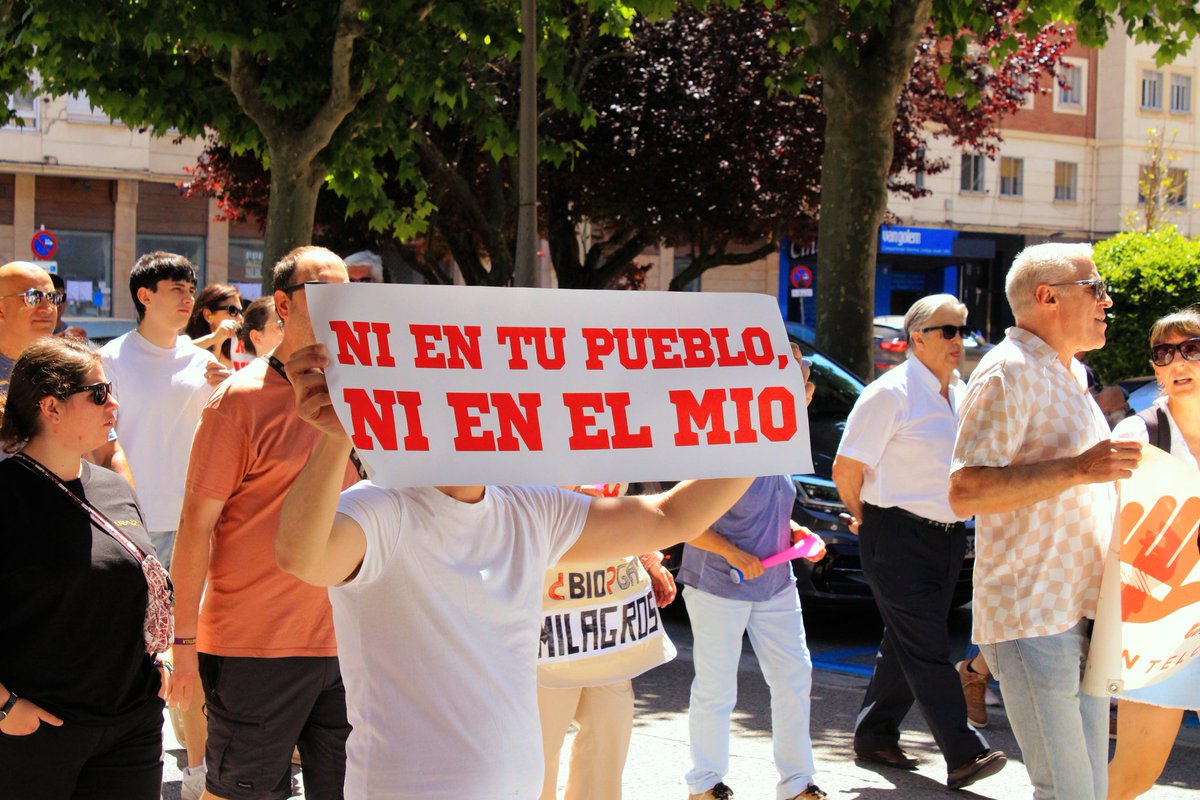 YescaCastilla's tweet photo. 🛑 Ayer estuvimos junto a las plataformas de la provincia de #Burgos en la manifestación en defensa del territorio. 
¡Vacían Castilla para llenarla de mierda! ¡Nuestros pueblos no se venden, se defienden! https://t.co/YBUIuPFEtC