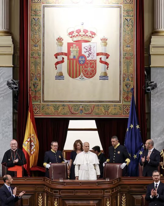 Ortega_Smith's tweet photo. Ha sido emocionante escuchar las palabras de Su Santidad, León XIV en el Congreso de los Diputados.

Especialmente resulta gratificante su reivindicación de nuestra Historia como referente universal en la defensa de la dignidad humana. Abrazar con orgullo la Ley Natural por encima de todo positivismo injusto, los pilares de la Escuela de Salamanca y por tanto, de las Leyes de Indias, el humanismo cristiano como modulador de nuestra sociedad europea, o el papel fundamental de los Reyes Católicos en la construcción de nuestra Nación y de la obra de la Hispanidad.

El Santo Padre dejó claro que venía a España para fomentar la unidad y el diálogo.

Por ello, resulta relevante comprometernos desde la esfera política en regenerar la sociedad en torno a aquello que nos hizo ser lo que somos hoy en día, y que Su Santidad ha destacado, principalmente la ética moral en la política frente a comportamientos corruptos.

Imprescindible su defensa de la vida desde su concepción hasta su ocaso natural, la protección de la familia, los límites al poder, la libertad individual, el derecho a no abandonar tu país de origen, la condena a tratar al hombre como mercancía, la obligación de tratar dignamente al vulnerable, la garantía y defensa de la conciencia y la fe personal, el derecho a la identidad de las naciones.

Alzamos la mirada. Nos comprometemos a buscar la Verdad.

Gracias Santo Padre por su mensaje valiente ante tanta hipocresía que le aplaudía sin haberle entendido o no queriendo hacerlo.