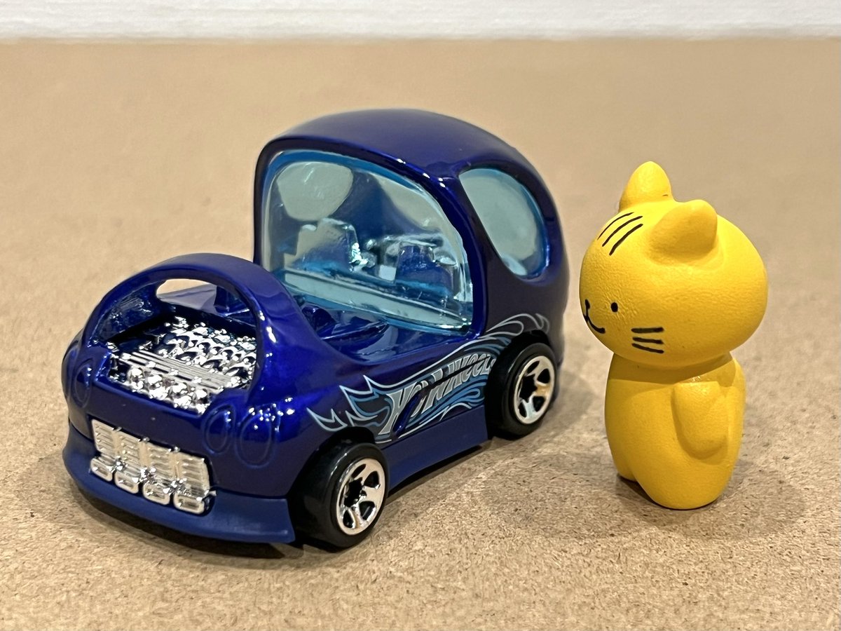 nyanko_2000's tweet photo. 本日の収穫。ホットウィール「デオラ トゥーンド」

デオラIIがディフォルメされて丸くなっての登場です。

つるんとした大きな顔が宇宙人👽っぽくてかわいい！

クリアブルーのフロントガラスの中に入ったメッキの内装が涼しげで良いですね！ https://t.co/5hlD5EYHtV