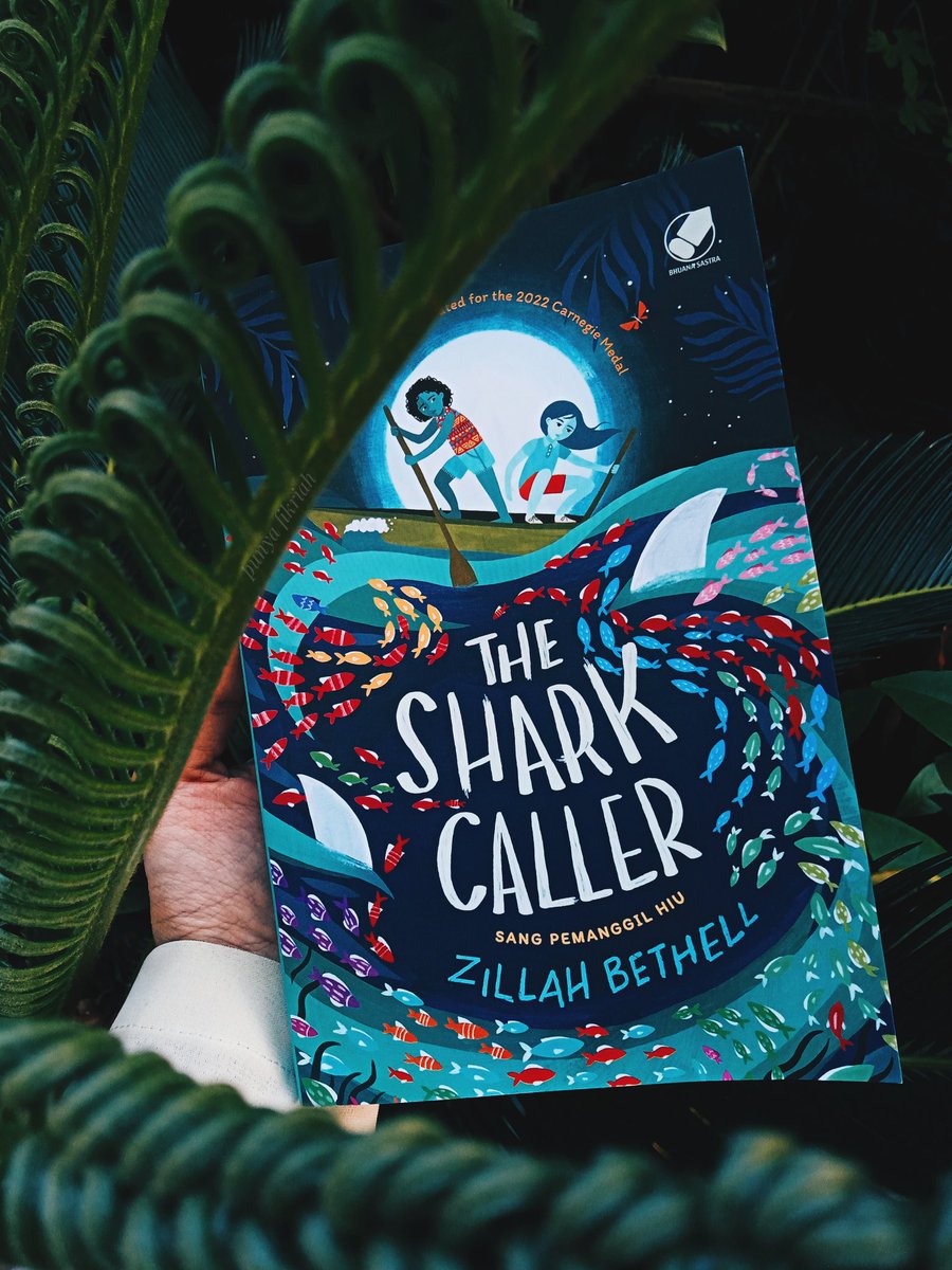 Lovaren_'s tweet photo. ˚ ʚɞ˚ ༘✿ ♡ ⋆｡˚

🦈 The Shark Caller - Sang Pemanggil Hiu by Zillah Bethell (penerjemah: Endang Sulistyowati)
📍 320 halaman

—utas proses bacaku✨ https://t.co/OAVCXj8vZF