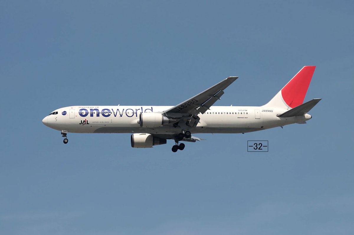 日本航空 Japan Airlines JA8980 Boeing 767-346 大阪国際空港 2011.9