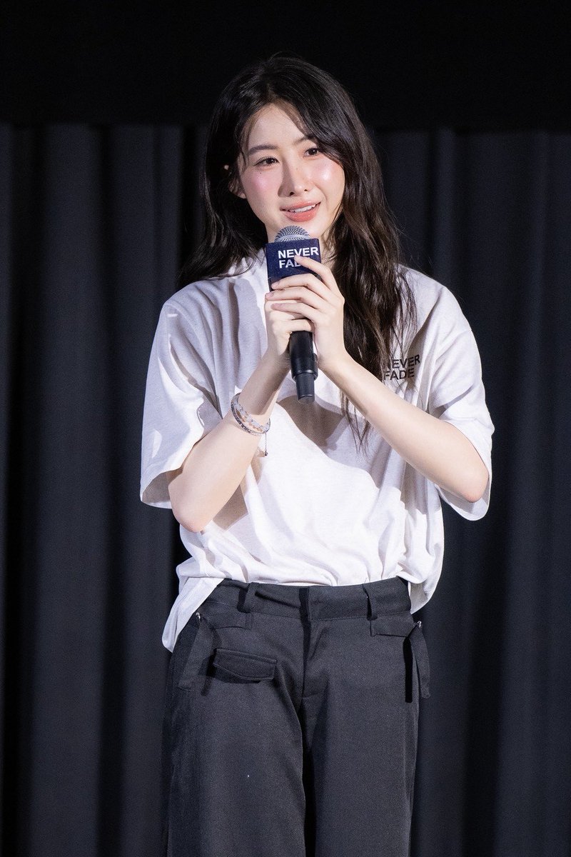 glonair's tweet photo. “โยโกะ” ชวนแฟนๆ ร่วมเก็บความทรงจำใน ‘Never Fade Special Screening (Director’s Version)’ ผลงานที่เติบโตมาจากความรักและการสนับสนุนของทุกคน

จากจุดเริ่มต้นของโปรเจกต์ภาพยนตร์สั้นธีสิสจบการศึกษา วันนี้ Never Fade Project โดยผลงานชิ้นนี้ถือเป็นสิ่งที่โยโกะทุ่มเทอย่างเต็มที่ในทุกบทบาท ทั้งผู้จัด ผู้กำกับ ผู้เขียนบท และนักแสดงนำ

สิ่งที่ทำให้งานครั้งนี้มีความหมายเป็นพิเศษ เพราะนี่คือกิจกรรมแรกของโยโกะในฐานะ  “นักแสดงและศิลปินอิสระ” และเป็นงานที่ตั้งใจมอบให้กับแฟนๆ ที่คอยสนับสนุนและส่งกำลังใจให้กันมาโดยตลอด

ภายในงาน ผู้เข้าร่วมจะได้ร่วมรับชม Never Fade ในเวอร์ชัน Director’s Version พร้อมเบื้องหลังการทำงานที่บันทึกเรื่องราวตั้งแต่วันแรกของการสร้างผลงานนี้ ไปจนถึงช่วงเวลาที่ความฝันค่อยๆ กลายเป็นความจริง นอกจากนี้ยังมีการเปิดตัวมิวสิกวิดีโอเพลง “วันที่มีเธอ” เพลงประกอบภาพยนตร์ที่ถ่ายทอดความรู้สึกขอบคุณต่อทุกคนที่อยู่เคียงข้างกันมาตลอดเส้นทาง

อีกหนึ่งช่วงเวลาที่หลายคนรอคอย คือการพูดคุยอย่างใกล้ชิดระหว่างโยโกะกับแฟนๆ เพื่อแบ่งปันความรู้สึก ความทรงจำ และคำขอบคุณที่มีต่อทุกแรงสนับสนุน ไม่ว่าจะเป็นแฟนคลับ พาร์ทเนอร์ สื่อมวลชน หรือผู้คนเบื้องหลังที่มีส่วนร่วมทำให้ผลงานชิ้นนี้เกิดขึ้นได้

โดยผลงานที่จัดแสดง ณ วันงาน สามารถรับชมย้อนหลังได้ทาง Youtube @ YOKOMANAGEMENT หรือ
🔗 https://t.co/0KTGuIwcSG

และติดตามข่าวสาร อัพเดทต่างๆ ได้ที่
Instagram @yokocandothisallday
X @yoko_management
Tiktok @yoko.management

#NeverFadeProject
#YokoDebutShortFilm
#YokoApasra