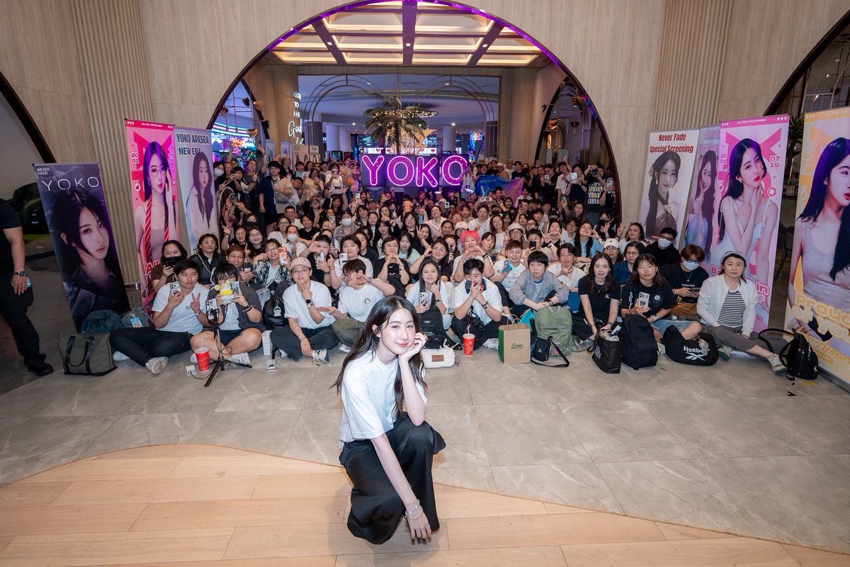 glonair's tweet photo. “โยโกะ” ชวนแฟนๆ ร่วมเก็บความทรงจำใน ‘Never Fade Special Screening (Director’s Version)’ ผลงานที่เติบโตมาจากความรักและการสนับสนุนของทุกคน

จากจุดเริ่มต้นของโปรเจกต์ภาพยนตร์สั้นธีสิสจบการศึกษา วันนี้ Never Fade Project โดยผลงานชิ้นนี้ถือเป็นสิ่งที่โยโกะทุ่มเทอย่างเต็มที่ในทุกบทบาท ทั้งผู้จัด ผู้กำกับ ผู้เขียนบท และนักแสดงนำ

สิ่งที่ทำให้งานครั้งนี้มีความหมายเป็นพิเศษ เพราะนี่คือกิจกรรมแรกของโยโกะในฐานะ  “นักแสดงและศิลปินอิสระ” และเป็นงานที่ตั้งใจมอบให้กับแฟนๆ ที่คอยสนับสนุนและส่งกำลังใจให้กันมาโดยตลอด

ภายในงาน ผู้เข้าร่วมจะได้ร่วมรับชม Never Fade ในเวอร์ชัน Director’s Version พร้อมเบื้องหลังการทำงานที่บันทึกเรื่องราวตั้งแต่วันแรกของการสร้างผลงานนี้ ไปจนถึงช่วงเวลาที่ความฝันค่อยๆ กลายเป็นความจริง นอกจากนี้ยังมีการเปิดตัวมิวสิกวิดีโอเพลง “วันที่มีเธอ” เพลงประกอบภาพยนตร์ที่ถ่ายทอดความรู้สึกขอบคุณต่อทุกคนที่อยู่เคียงข้างกันมาตลอดเส้นทาง

อีกหนึ่งช่วงเวลาที่หลายคนรอคอย คือการพูดคุยอย่างใกล้ชิดระหว่างโยโกะกับแฟนๆ เพื่อแบ่งปันความรู้สึก ความทรงจำ และคำขอบคุณที่มีต่อทุกแรงสนับสนุน ไม่ว่าจะเป็นแฟนคลับ พาร์ทเนอร์ สื่อมวลชน หรือผู้คนเบื้องหลังที่มีส่วนร่วมทำให้ผลงานชิ้นนี้เกิดขึ้นได้

โดยผลงานที่จัดแสดง ณ วันงาน สามารถรับชมย้อนหลังได้ทาง Youtube @ YOKOMANAGEMENT หรือ
🔗 https://t.co/0KTGuIwcSG

และติดตามข่าวสาร อัพเดทต่างๆ ได้ที่
Instagram @yokocandothisallday
X @yoko_management
Tiktok @yoko.management

#NeverFadeProject
#YokoDebutShortFilm
#YokoApasra