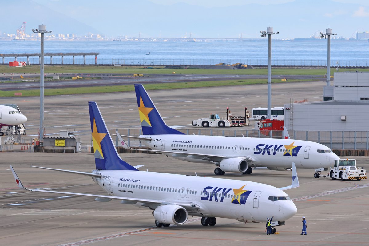 Centrairairport's tweet photo. 今朝のセントレアでスカイマークのボーイング737が並んでいる姿を見つけました。よくみるとウイングレットがそれぞれ違う柄・色ですね。桜を見つけるとなんだか嬉しくなります。みなさんは好きなウイングレットありますか？ https://t.co/sRq7jJj2RA