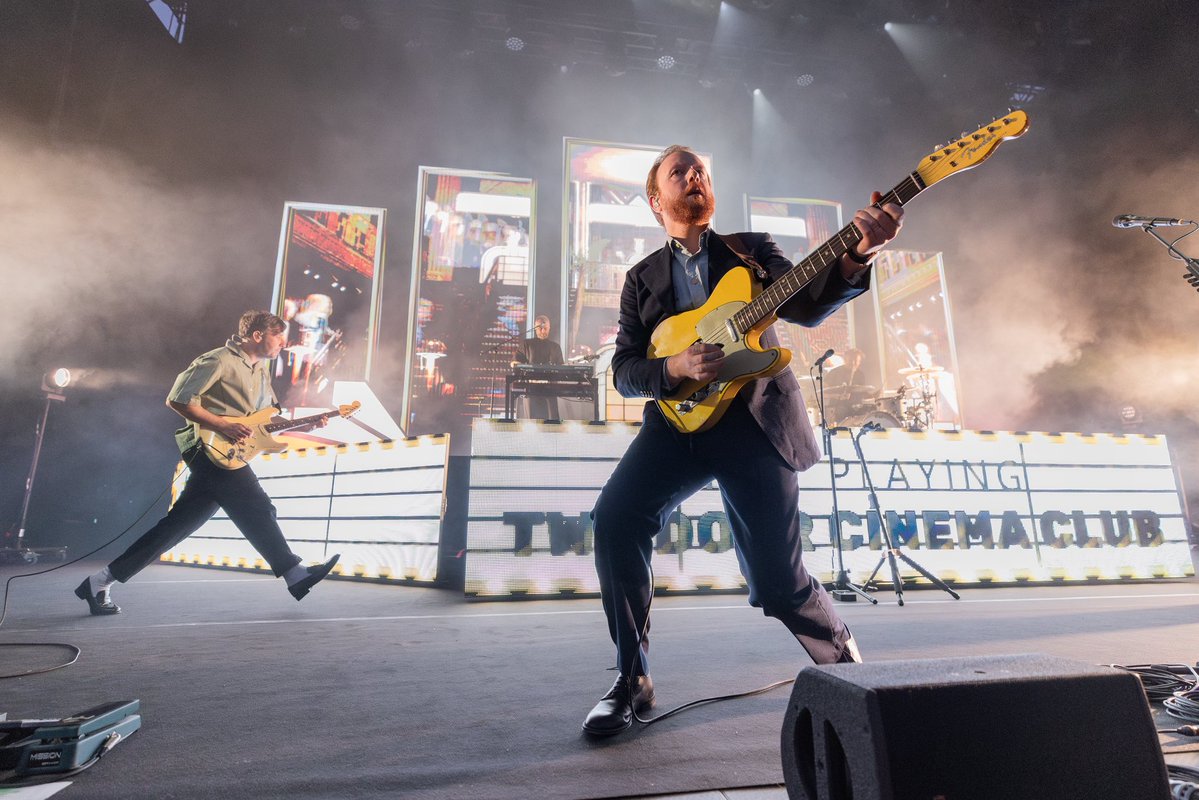 nochesbotanico's tweet photo. Qué elegancia y destreza la de @TDCinemaClub anoche sobre nuestro escenario para celebrar los 15 años de su mítico Tourist History 🎸🔥

Antes, @postcodemusic nos conquistaron en la Zona Momentos Alhambra con su versatilidad y energía 🙌 https://t.co/Jd2IXOfwRg