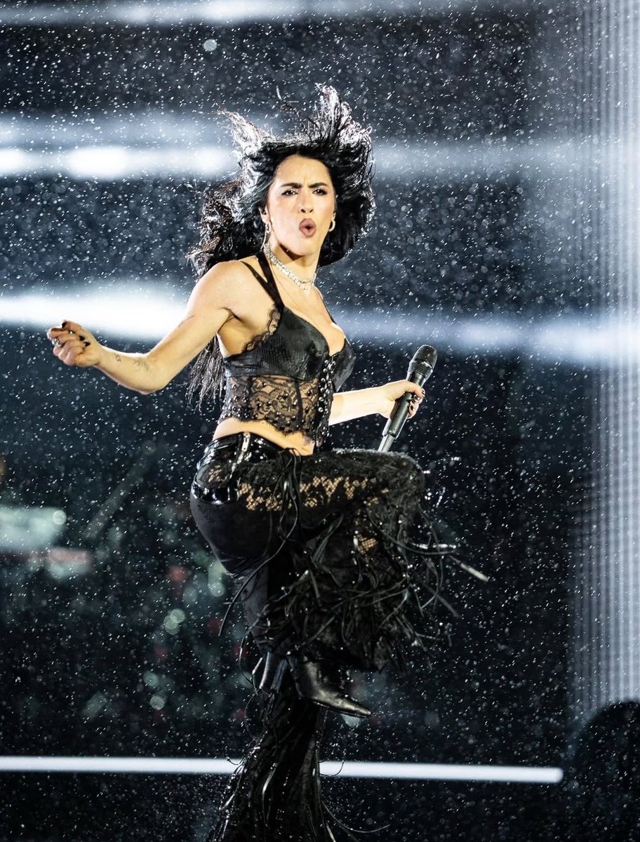 _whatadress's tweet photo. fotones de un show histórico bajo la lluvia 🌧️❤️😈 https://t.co/4pZPprST7F