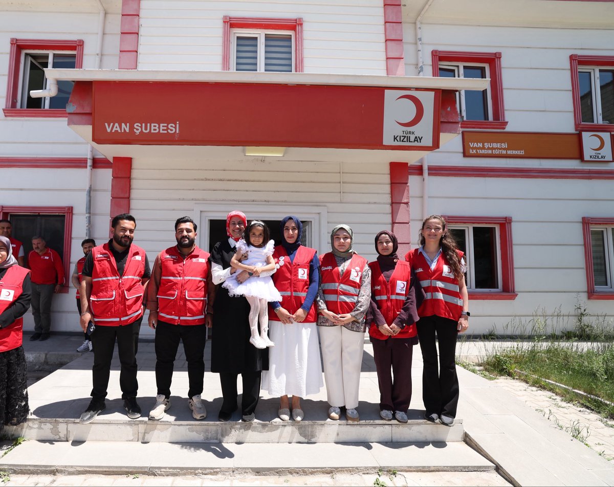 genckizilay65's tweet photo. Genel Başkanımız Fatma Meriç’in şubemize gerçekleştirdiği kıymetli ziyaretin ardından, Kızılay Anaokulu açılışında bir araya geldik.

Açılış programında ikramlarımızı vatandaşlarımızla buluştururken, paylaşmanın ve dayanışmanın mutluluğunu yaşadık. https://t.co/XfL3Ti2dl2
