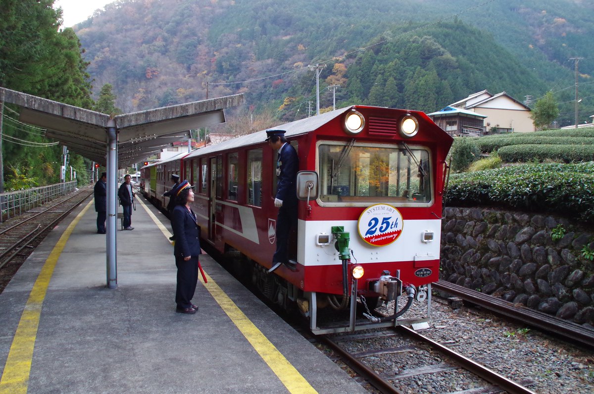 kitoudenki's tweet photo. 奥泉駅。寸又峡への玄関口としてか、数少ない有人駅で駅舎もそれなりの規模である。以前は隣にスーパーが営業していた。短い側線はかつてどんな用途で利用していたのだろう。 https://t.co/ubMdnExN6X
