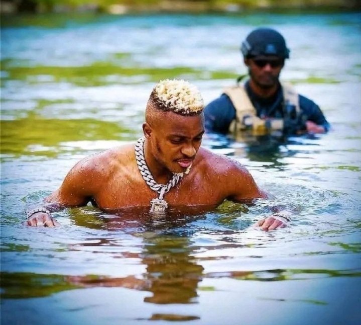 Yizlamar2's tweet photo. Bouncer no wan hear say him no see osimhen inside water 😂😂😂 https://t.co/qeCvtrtzKh