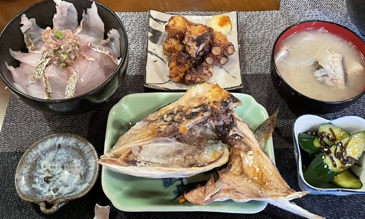 happynedaland's tweet photo. 本日の焦がれ香宿泊者限定550円お夕飯は、
・海鮮丼(オオモンハタ、アジ)
・上五島産タコの唐揚げ
・ブリのカマ焼き
・昆布きゅうり
・あら汁
でのご提供です😋

今日は上五島のコミュニティ、カミティさんからでっかいマダコとオオモンハタご提供いただきました😆

応援ありがとうございますm(__)m https://t.co/IILJsAK42s