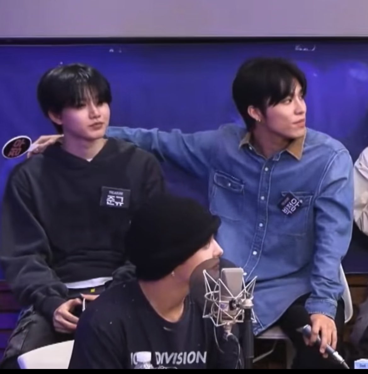 yeonfeeling's tweet photo. คู่นี้เหมือนแบบขอแค่ให้สักส่วนในร่างกายได้สัมผัสกันก็พอ  พฤติกรรมพวกนึ้จะคืออะไรถ้าไม่ใช่แฟนกันวะ 🫠

- ถนัดซ้ายแต่เอียงขวาหนักมากตลอดเวลา
- อยากเอามือวางใกล้ๆ
- กุมมือ
- โอบ https://t.co/7CBQNxfwOu