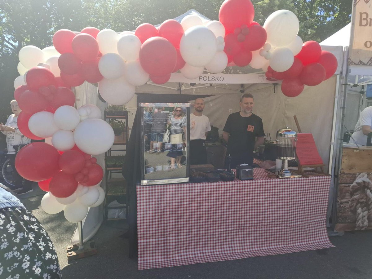 PLinCzechia's tweet photo. Sobotní Festival ambasád nabídl chutě z celého světa i krásné počasí. ☀️🌍

Vystoupil zde polský sbor AToMy 🎶 a u našeho stánku, který vedla Restauracja Zacisze, jsme nabízeli tradiční polské speciality. 🇵🇱🥟

Zastavili jste se u nás? Která z našich dobrot vás zaujala? https://t.co/1XSa73CjG9