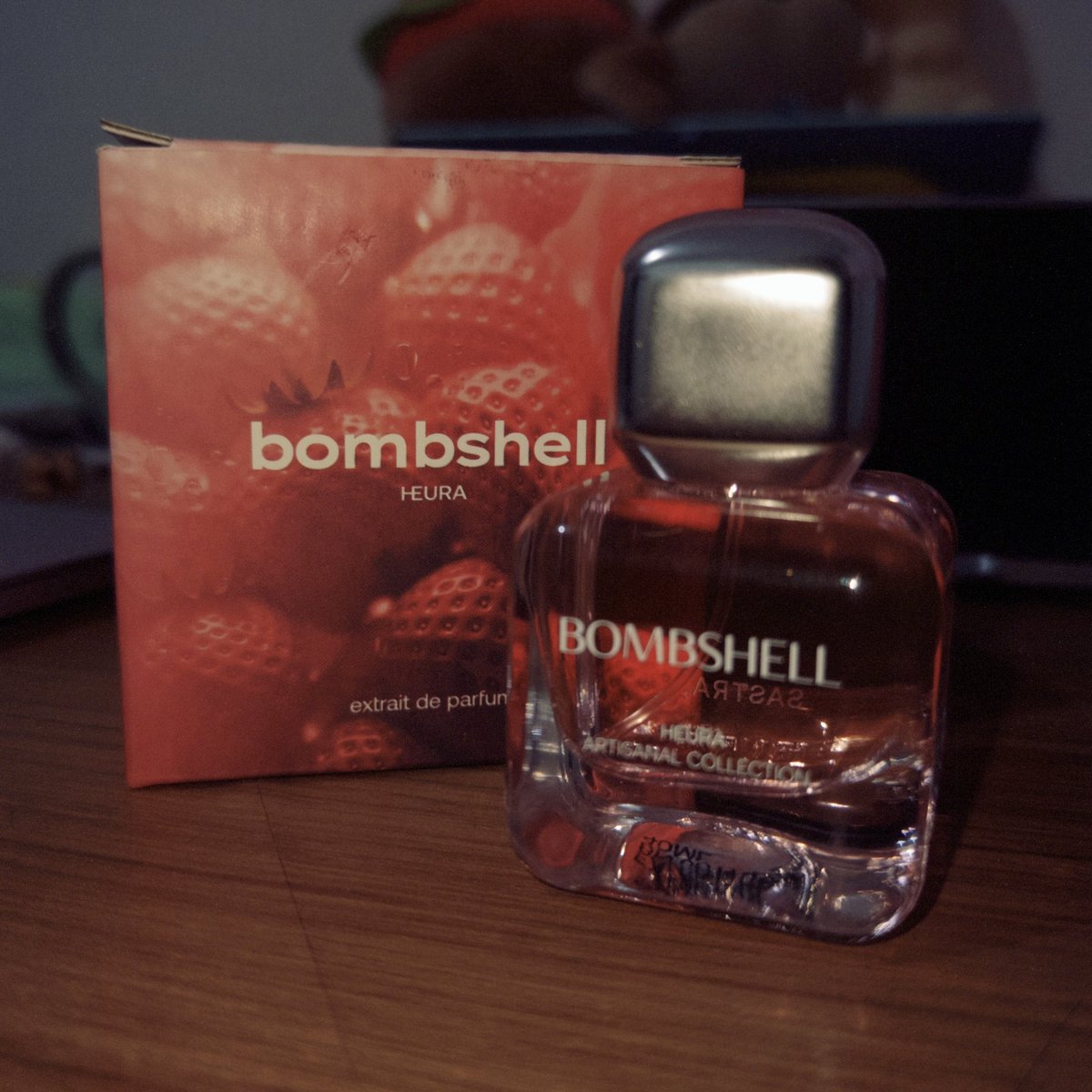 raee3a's tweet photo. wts jual heura bombshell preloved like new 

• baru 3x an spray (isinya masih banyak bangett)
- ada engrave “sastra,” dibagian belakang 

📍 dom surabaya ina
🍊 shopee free ongkir, bisa cod https://t.co/o2g8whTyXP