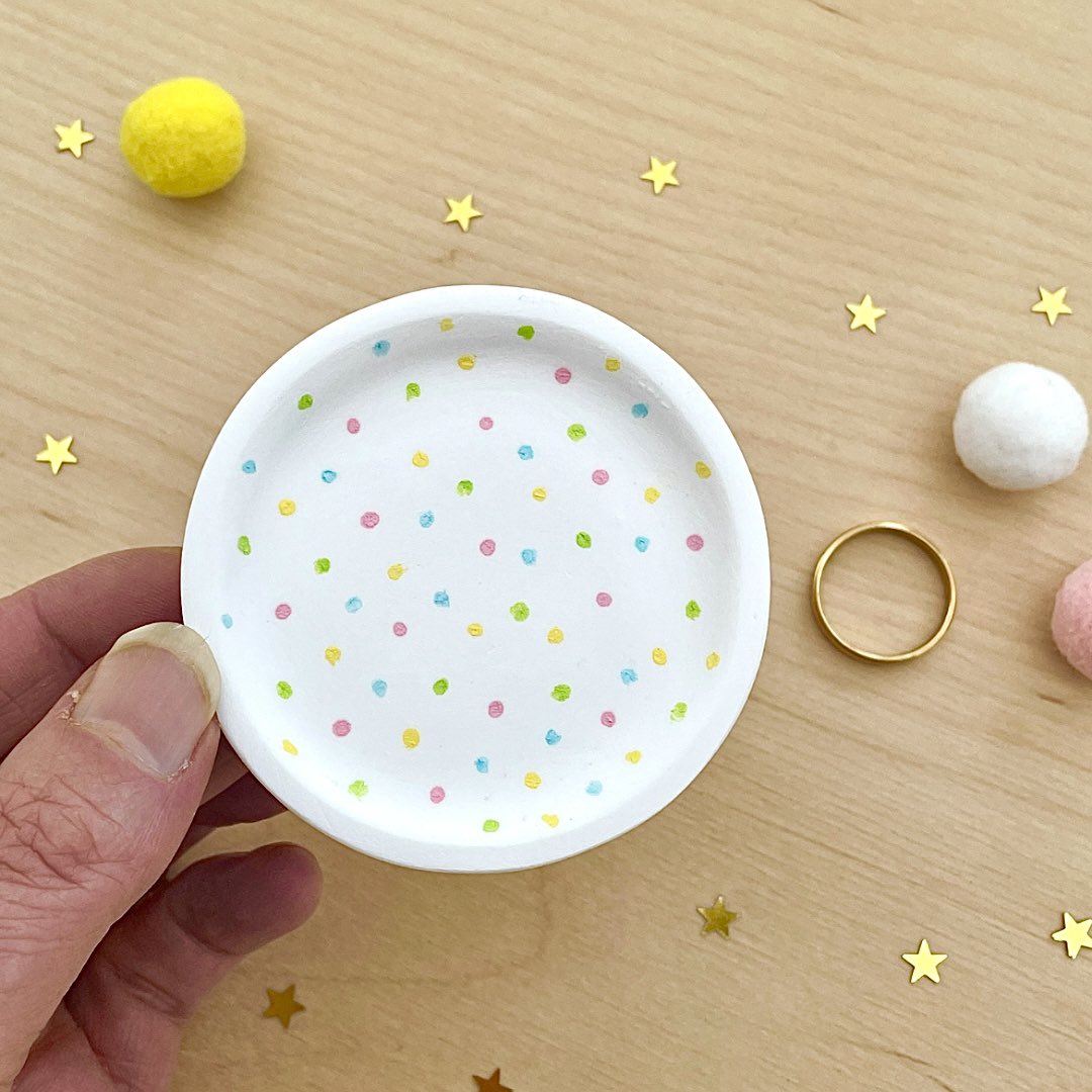 madebyjaneB's tweet photo. Personalised pastel rainbow polka dot ring dish 🌈
https://t.co/57p1th50np
#shopindie #UKMakers #personalisedgifts #RingDish #homedecor #handmadegift #etsyfinds #giftideas https://t.co/NT8Mm0tlCs