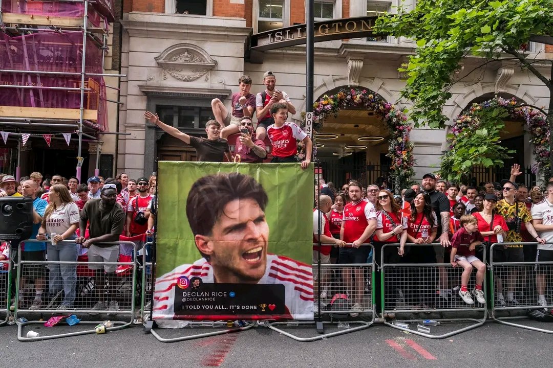 ArsenalRadar's tweet photo. 🚨 Excl: Arsenal are creating an official 224-page book celebrating their Premier League-winning 2025/26 season and want to hear from supporters. 📖 ♥️

Fans can submit a story (up to 300 words) explaining why the season was special to them, along with one or two photos that capture their journey.

📧 Send submissions to: programme@arsenal.co.uk

If your story is selected, you'll receive a complimentary copy of the book. 🏆📚 [@Arsenal] #afc