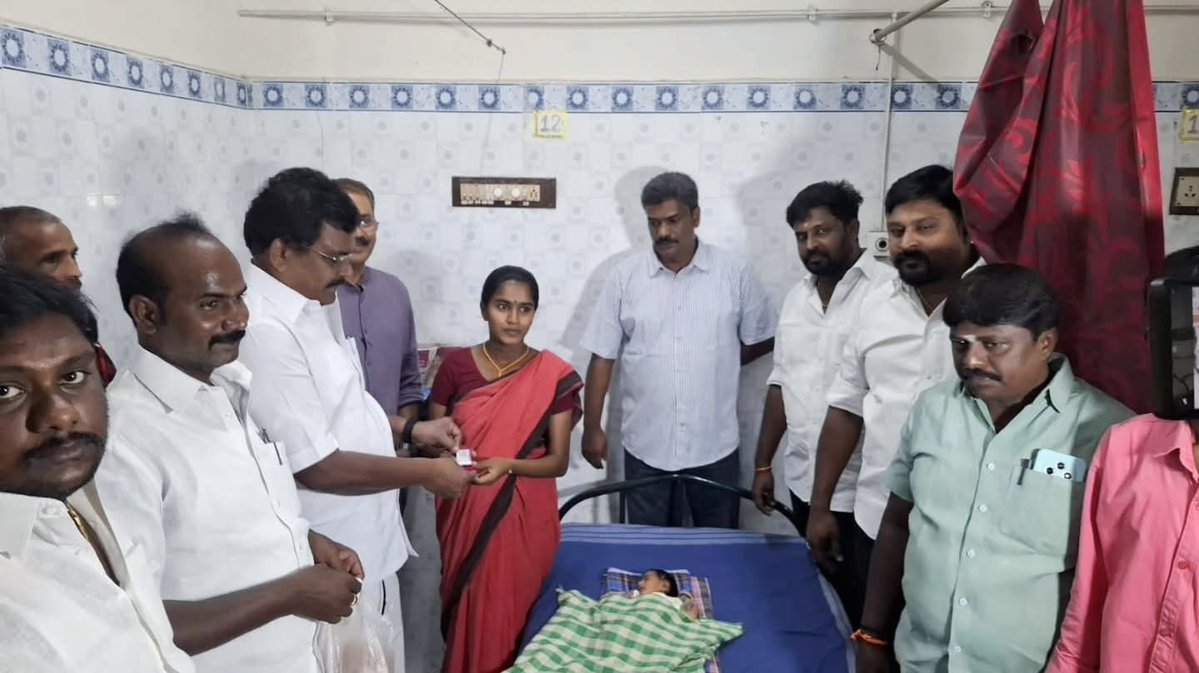 king_vijaydmk's tweet photo. முத்தமிழ் அறிஞர் கலைஞர் அவர்களின் 103வது பிறந்தநாளை முன்னிட்டு,தேனி வடக்கு மாவட்டத்திற்குட்பட்ட போடிநாயக்கனூர் மற்றும் பெரியகுளம் அரசு மருத்துவமனைகளில் ஜூன் 3ஆம் தேதி பிறந்த குழந்தைகளுக்கு தங்க மோதிரங்களை அன்புப் பரிசாக தேனி வடக்கு மாவட்ட செயலாளர் தேனி நாடாளுமன்ற உறுப்பினருமான அண்ணன்  தங்கதமிழ்ச்செல்வன் @ThangaTamilselv அவர்கள் வழங்கினார்கள் உடன் போடி நகர செயலாளர் புருஷோத்தமன் மாவட்ட இளைஞரணி அமைப்பாளர் ஆசிப் கான் பெரியகுளம் முன்னாள் சட்டமன்ற உறுப்பினர் சரவணகுமார் மாவட்ட அவை தலைவர் கழக உடன்பிறப்புகள் உடன் நானும் கலந்து கொண்டேன்.
 
#KalaignarForever 
#DMKTHENI
