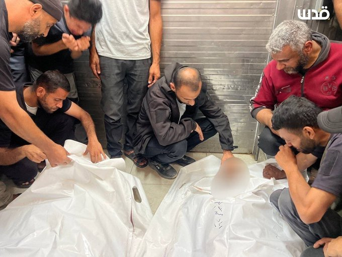 Gaza_Herald's tweet photo. #Photos: Grieving Palestinians bid farewell to two of their loved ones, killed this morning by the Israeli forces in a strike on Al-Attar, just west of Khan Younis https://t.co/SSSUyiAHgg