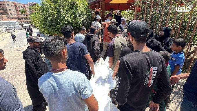 Gaza_Herald's tweet photo. #Photos: Grieving Palestinians bid farewell to two of their loved ones, killed this morning by the Israeli forces in a strike on Al-Attar, just west of Khan Younis https://t.co/SSSUyiAHgg