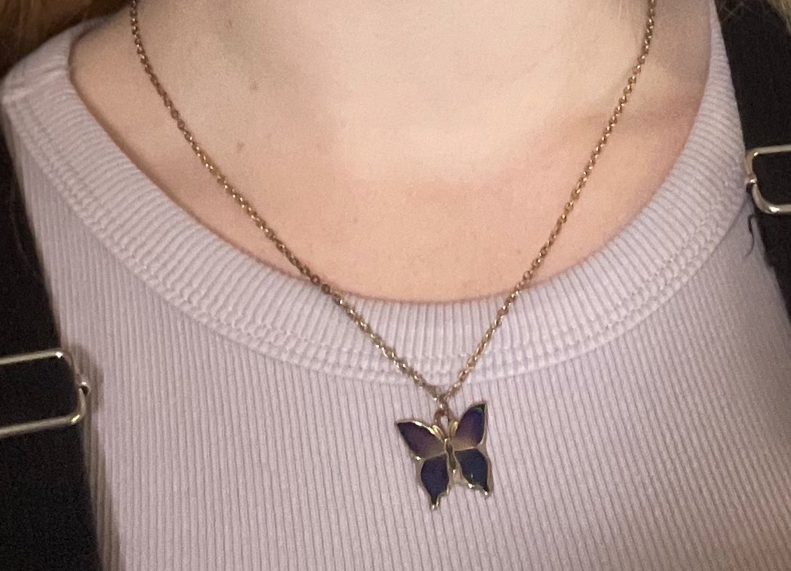 floche_16's tweet photo. Mais en revoyant Fairytopia et Mermedia j’ai compris d’où mon obsession avec mon collier papillon venait ptdr https://t.co/hZXYoHfUVs