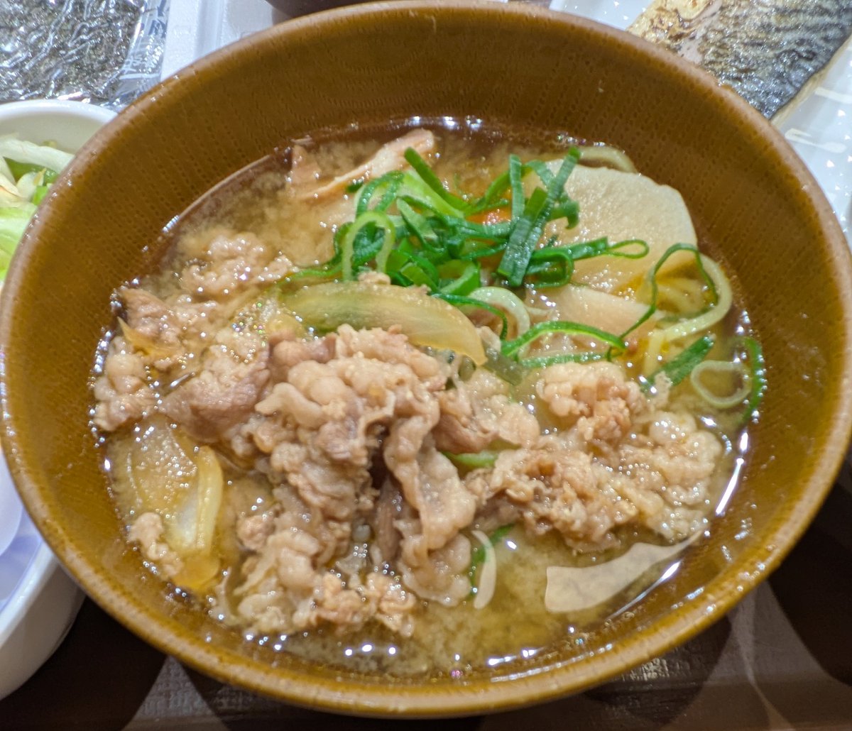 meal_log_'s tweet photo. 今日の夕食はすき家。
いつものように『さば納豆定食』を選択したら、汁物の選択肢が増えてる！
『牛とん汁みそらーめん』にした。
すき家で牛肉ラーメン🍜😋
そのチャレンジスピリッツを応援したい📣
#すき家 
#さば納豆定食 
#牛とん汁みそらーめん https://t.co/XuQh6C7o1m