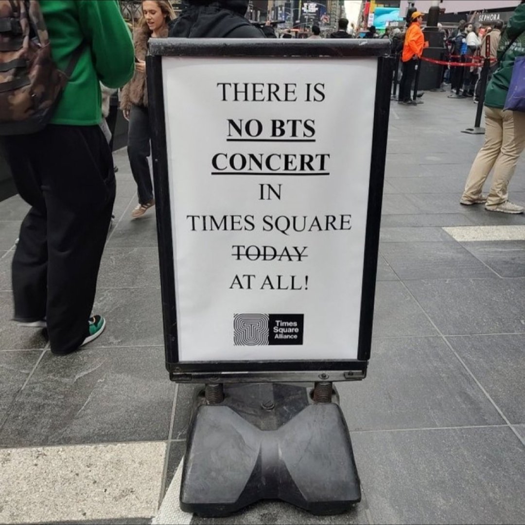 flowerworks__'s tweet photo. One of the funniest things we did :
Annoying Times Square https://t.co/IU0k5DCOa4