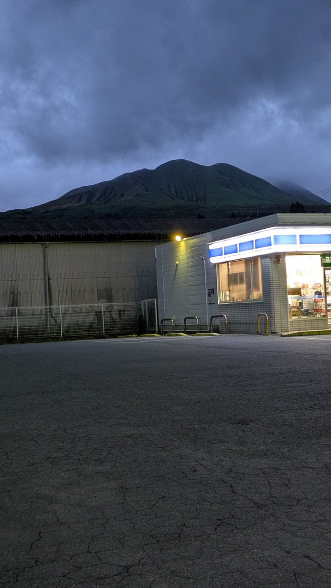 RomiBarbaros's tweet photo. 🏪コンビニと阿蘇山(往生岳)←夜の阿蘇山 https://t.co/MsE0VDzeYX