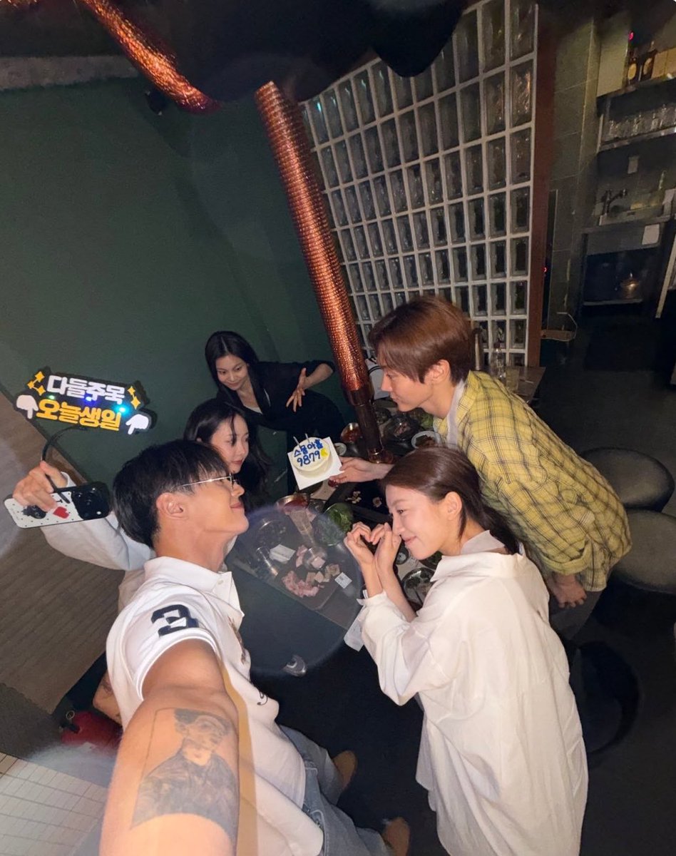 springddana's tweet photo. Seungkwan tagging Binnie on his latest IG post. 🤍🫂
#ASTRO #아스트로 #SEVENTEEN #세븐튼 #문빈 #승관 
@offclASTRO @pledis_17 https://t.co/WxCzBjZRRx