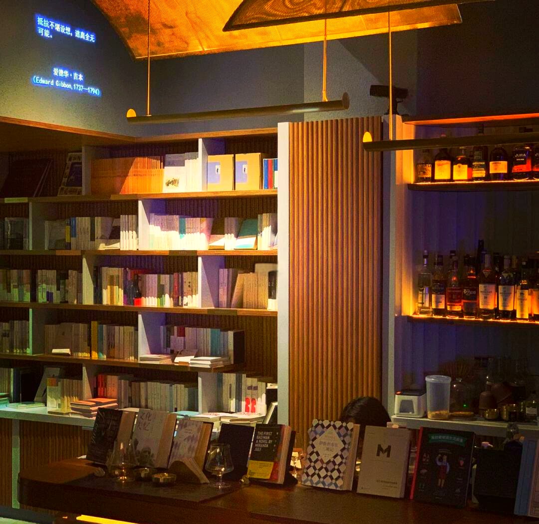 Jds12step's tweet photo. Just had the funniest coffee run chat with a stranger—they recommended this hidden bookstore and now my weekend is sorted. Small talks = big surprises! https://t.co/KRCBkB9jnM