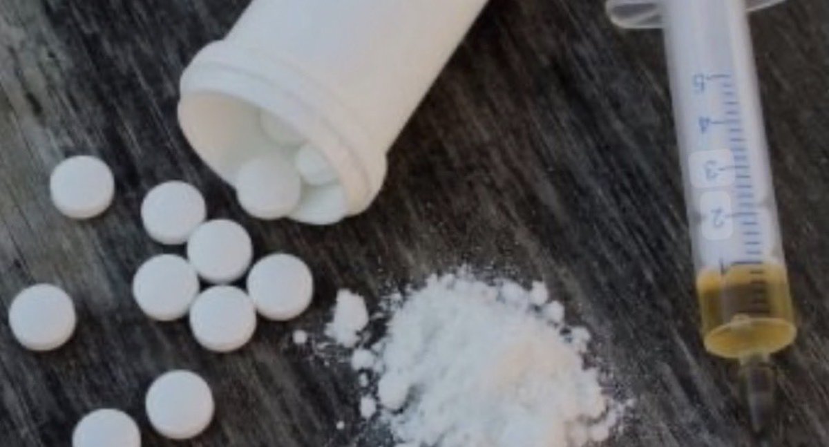 abdulelah340's tweet photo. #الفنتانيل (#Fentanyl) :-
هو مسكّن ألم قوي جدًا ينتمي إلى عائلة المسكنات الأفيونية (Opioids) يُستخدم بشكل رئيسي في المجال الطبي لتخفيف الآلام الشديدة مثل تلك الناتجة عن العمليات الجراحية أو مرض السرطان ،،، 
يُعد الفنتانيل أقوى من المورفين بحوالي مئة مرة.
•أضرار الفنتانيل:
للفنتانيل آثارًا جانبية وأضرارًا خطيرة خاصة إذا أُسيء استخدامه:-
1.الإدمان: هو من أكثر #الأدوية التي تسبب الإدمان سريعًا.
2.مشاكل تنفسية: الجرعات الزائدة تؤدي إلى تثبيط التنفس مما قد يسبب #الوفاة.
3.آثار جانبية شائعة: مثل الغثيان، والدوار، والإمساك، والارتباك.
4.التسمم: تناول جرعات صغيرة جدًا بشكل غير مقصود (خاصة مع الفنتانيل المهرّب) قد يكون مميتًا.
5.الاستخدام غير القانوني: يُمزج أحيانًا مع مخدرات أخرى كالهيروين مما يزيد من خطورته.
6.الاكتئاب والجهاز العصبي: يمكن أن يسبب نوبات اكتئاب شديدة أو فقدان الوعي.
ويُعتبر الفنتانيل من أخطر المواد الأفيونية الاصطناعية وقد أدى انتشاره إلى أزمة صحية خطيرة في الولايات المتحدة وأوروبا.
•في عام 2022 تسبب الفنتانيل في وفاة حوالي (70) ألف شخص نتيجة جرعات زائدة في امريكا من إجمالي 196 ألف حالة وفاة ففي عام 2024 تسبب الفنتانيل بوفاة (55:296)ألف حالة وفي عام 2025 إنخفض عدد الوفيات إلى (44:564)ألف حالة.
#الصحة #المخدرات #الإدمان #المجتمع 
المصدر:
تقرير الهيئة الدولية ومراكز مكافحة الأمراض والوقاية منها الأمريكية(CDC).