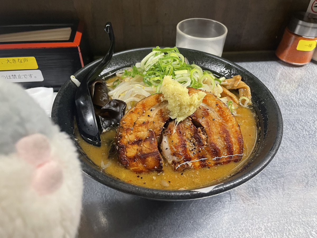 P3_hl's tweet photo. チャーシュー厚すぎ問題‼️
炙りチャーシューの香ばしさが反則級‼️
濃厚スープに生姜が効いて最後まで飽きんかった‼️

さらにチャーシュー丼まで付けて完全優勝でした🐷🍜
ウマちすぎた🐟 https://t.co/0Er8BLCnvN