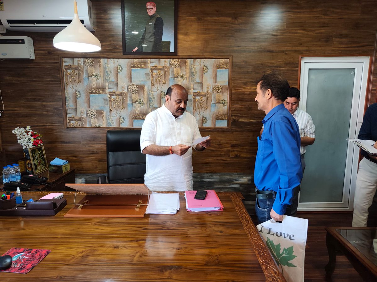 OfficeofDYCMJK's tweet photo. Met with citizens from different walks of life and heard their grievances and suggestions. Such interactions provide valuable insights and help strengthen the connection between people and governance. https://t.co/Lt0SDyAsi8