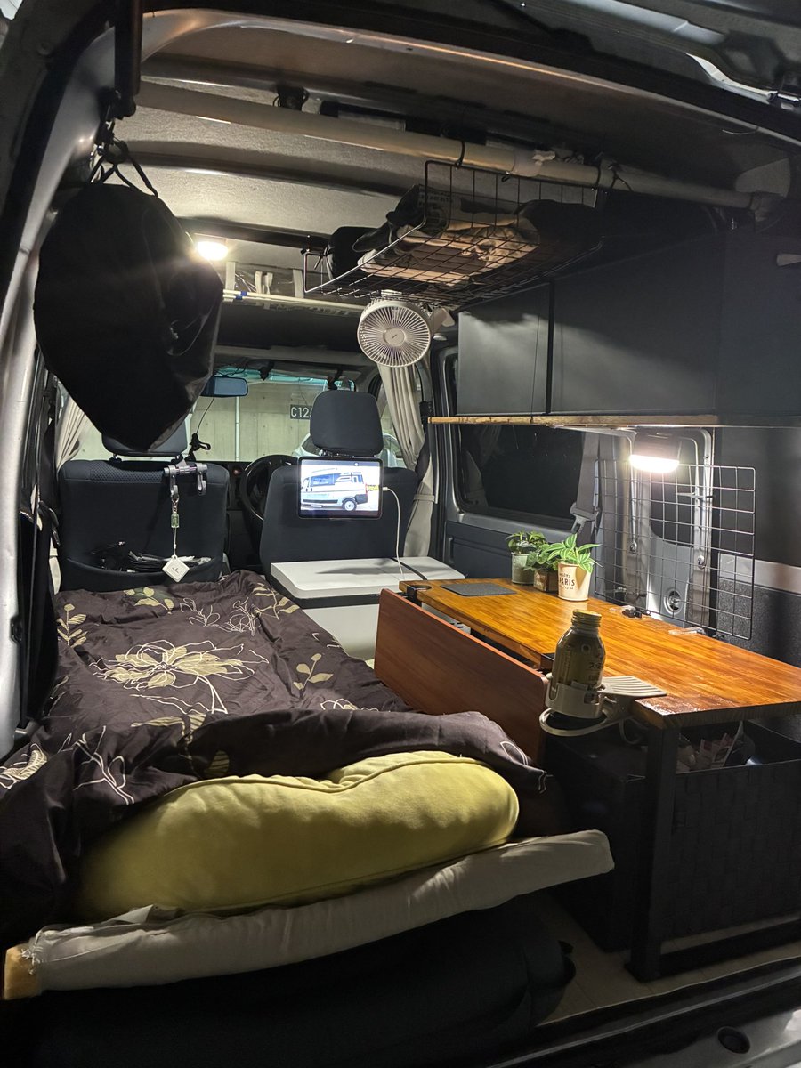 gomagocchan's tweet photo. 今回の旅に向けて買い換えた車で車中休憩。直ぐに仮眠が取れるように常設布団仕様で移動して正解だったわ✨✨ https://t.co/ByvaTq0wVm