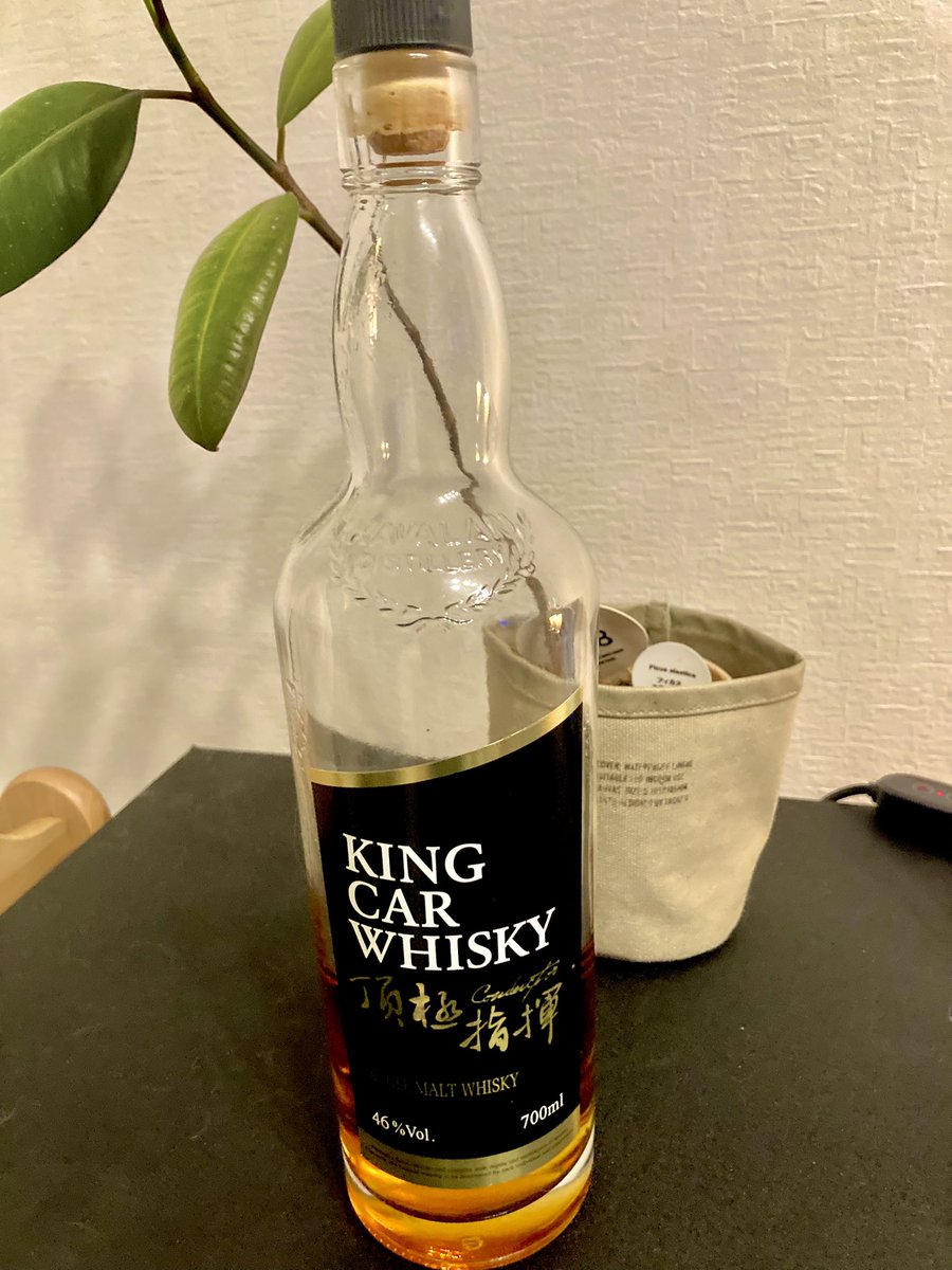 mulkmo44's tweet photo. キングカーコンダクター。
迷いのない甘み。尖りのないシェリー感は余韻に強烈なチョコレート感を残す。湿った香り良い木のイメージと甘味が織りなす優しいシングルモルト。 https://t.co/rAwjuOdsUo