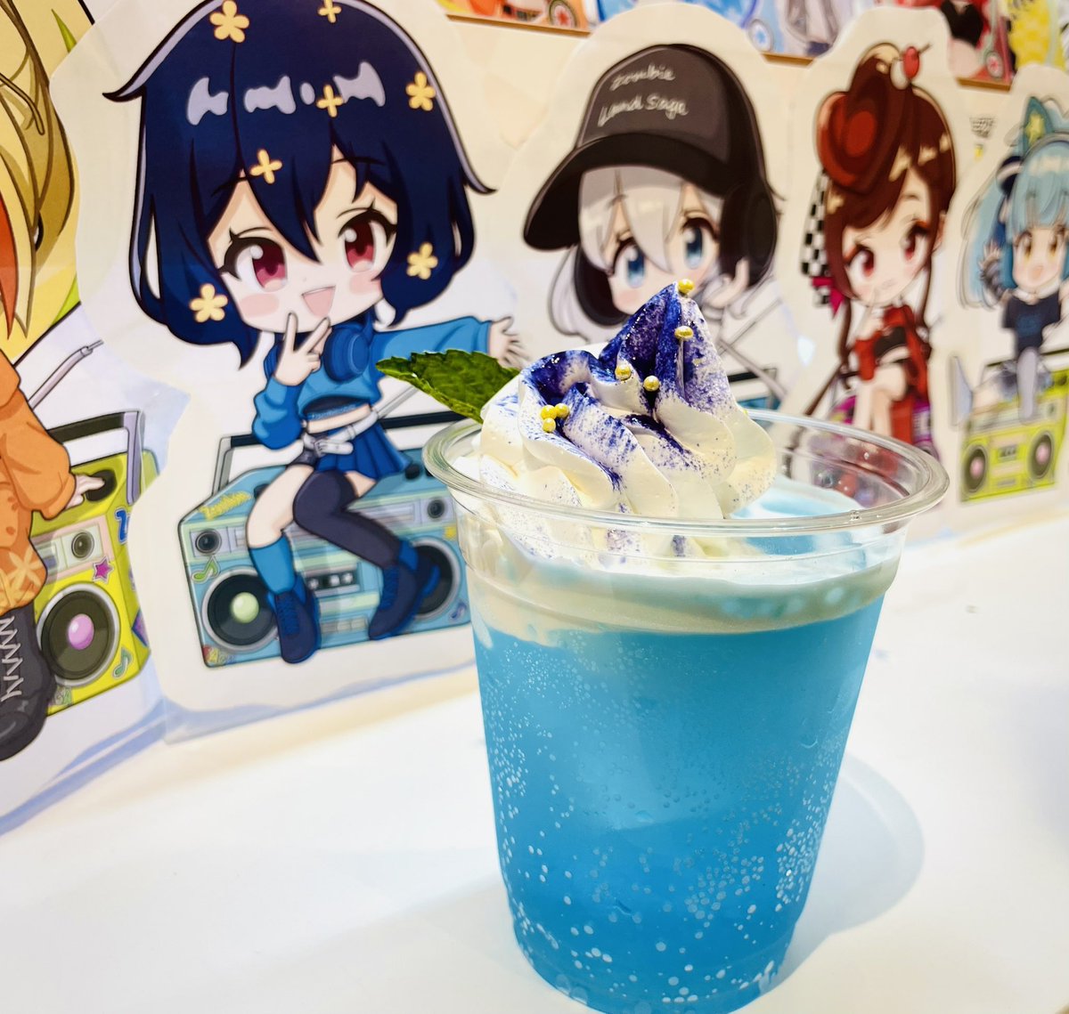 Kuroli8's tweet photo. ソフマップカフェの写真貼っておきます☕️
おしぼり、フタ、ストロー、ゴミ箱完備😋
クリームが手についても安心！
#ゾンビランドサガ https://t.co/RphubdUC4A