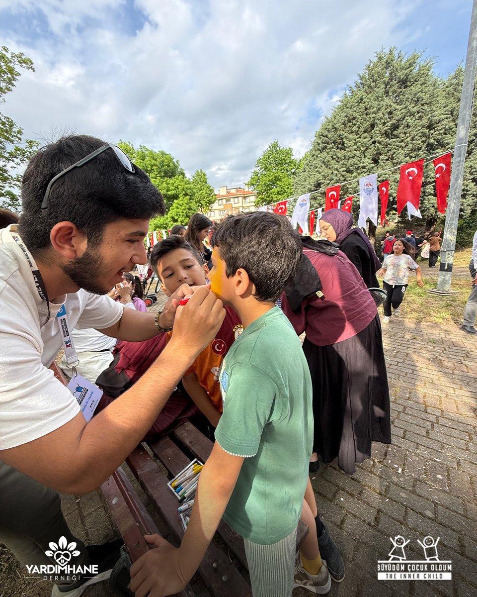 yardimhaneder's tweet photo. Yalova’da düzenlediğimiz Mahalle Şenliği etkinliği ile kardeşlerimizle bir araya gelmenin mutluluğunu yaşadık.🎈

Beraber oyunlar oynadık, şarkılar söyledik, keyif dolu anlar yaşadık.🎨

Onların yüzündeki tebessüm, en büyük motivasyonumuz.✨
#iyilikicin
#biiyilikyap https://t.co/7VDC0THM73