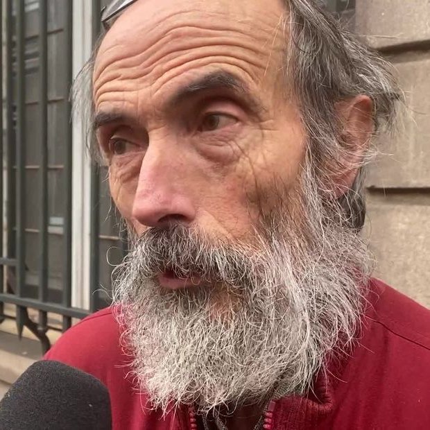 Cultination1's tweet photo. 🇫🇷👧🚌« Sinon elle était obligée de marcher 650 m dans le noir » : LICENCIÉ pour avoir raccompagné des enfants devant chez eux, ce chauffeur scolaire PERD son procès.

Damien Tabard, chauffeur de car scolaire en Haute-Vienne, a été licencié pour faute grave par Europ Voyages. Il déposait parfois des enfants DEVANT LEUR DOMICILE pour éviter qu’ils marchent sur une route jugée DANGEREUSE, mais son employeur lui reprochait de ne pas respecter les arrêts officiels imposés par le nouveau marché public.

Malgré le SOUTIEN d’une vingtaine de parents venus manifester lors de l’audience en janvier 2025, le conseil de prud’hommes de Limoges a donné raison à l’employeur. Il RACCOMPAGNAIT notamment la jeune Chandani, 12 ans, jusqu’à son domicile. « Sinon, elle était obligée de marcher 650 m dans le noir sur une route communale sans trottoir ni marquage au sol », témoignait sa mère, Christelle Nozière.

Les juges ont estimé que Damien Tabard avait fait preuve d’INSUBORDINATION en refusant d’appliquer les consignes, y compris après un avertissement. Le licenciement pour faute grave a donc ÉTÉ CONFIRMÉ. Damien Tabard a annoncé ne pas faire appel de cette décision. Depuis cette affaire, les arrêts du car scolaire ONT ÉTÉ RÉVISÉS  afin d’améliorer la sécurité des enfants.
(Le Parisien)